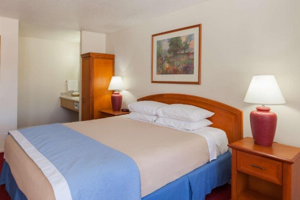 Days Inn by Wyndham Castaic Six Flags Magic Mountain image 21